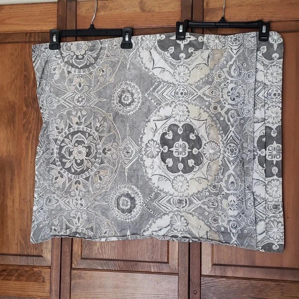 Pottery Barn NWOT Jacquelyn Medallion Sateen Standard Pillow Shams Set of 2